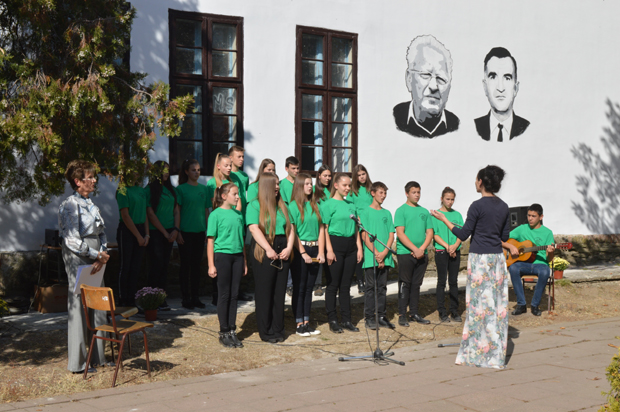 Чувају баштину школе дугу скоро два века: На фасади осликавају знамените мештане